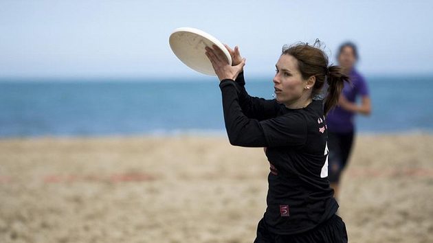 Ultimate Frisbee na pláži se hraje pět proti pěti, na menším hřišti. Je to určité zpestření oproti hře na trávě, ale velmi fyzicky náročné.
