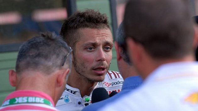 Valentino Rossi odpovídá na dotazy novinářů po testu v Brně.