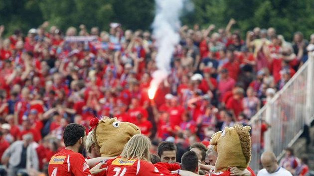 Fotbalisté Plzně se radují z výhry nad Ostravou, která jim zaručila mistrovský titul.