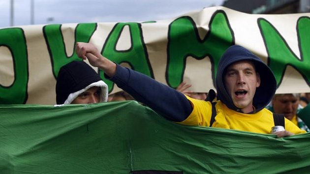 Fanoušci fotbalistů Bohemians 1905 při pochodu před derby se střížkovským rivalem.