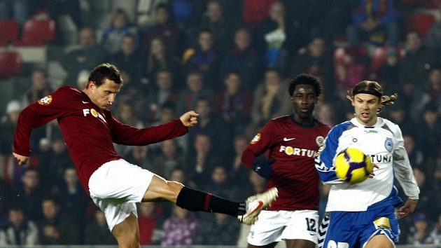 Jan Holenda ze Sparty střílí za přihlížení spoluhráče Wilfrieda a libereckého Papouška