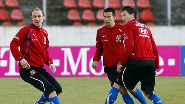 Roman Hubník (vlevo), Milan Baroš a Libor Kozák (zády) při bagu při přípravě na zápas Španěly.