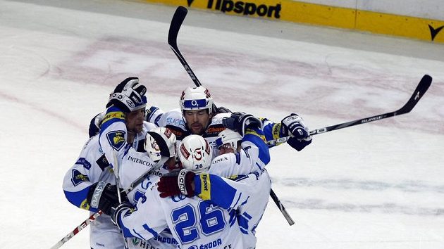 Hokejisté Plzně oslavují vstřelený gól v pátém utkání čtvrtfinále play-off proti Liberci.