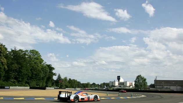 Prototyp Aston Martin posádky Charouz, Enge, Mücke během závodu 24 hodin Le Mans