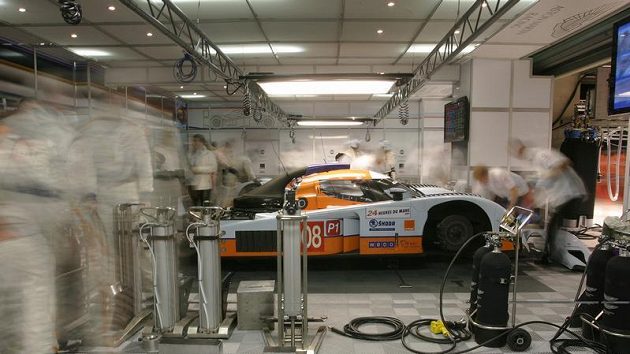 Prototyp Aston Martin posádky Charouz, Enge, Mücke v boxech při kvalifikaci na 24 hodin Le Mans