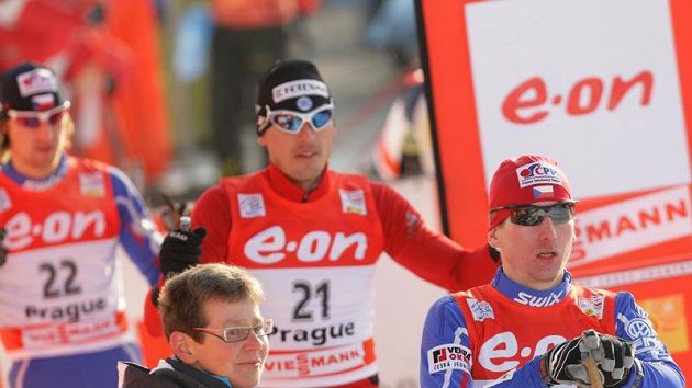 Český běžec na lyžích Lukáš Bauer (vpravo) při závodě Tour de Ski na pražském Výstavišti, přihlíží Batory a Šperl (vlevo).