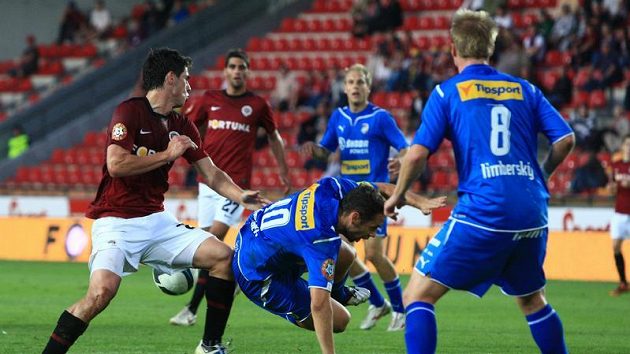 Kamil Vacek ze Sparty (vlevo) v souboji s Pavlem Horváthem z Plzně (uprostřed).
