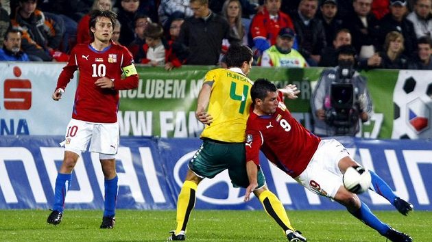 Martin Fenin (vpravo) bojuje s Litevcem Kijanskasem. Vpravo přihlížá Tomáš Rosický.