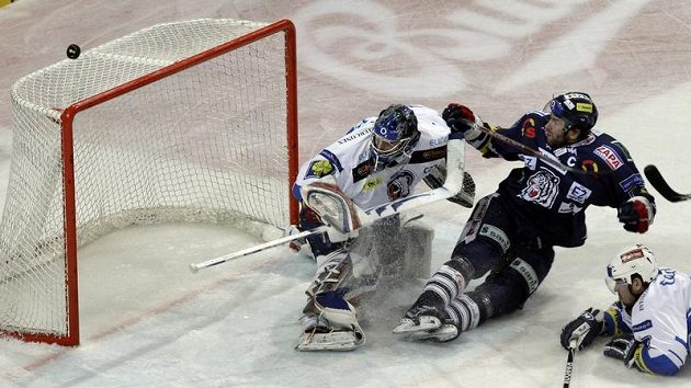 Plzeňský gólman Tomáš Pöpperle se ohlíží za pukem letícím těsně nad horní tyčí v pátém utkání čtvrtfinále play-off proti Liberci.