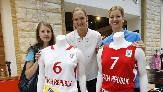 Basketbalistky zleva Kateřina Elhotová, Petra Kulichová a Eva Vítečková při představení nových dresů pro evropský šampionát