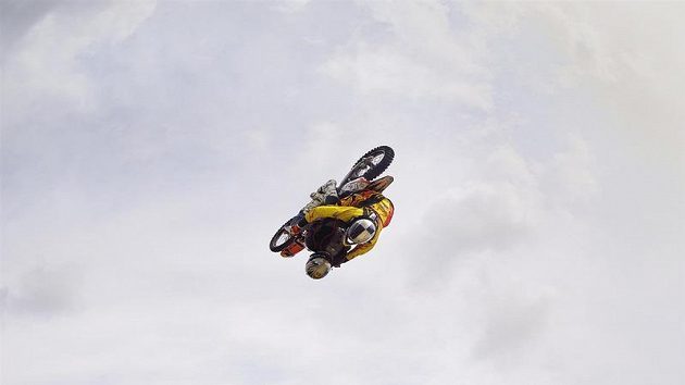 Freestylový motocyklista Petr Pilát (ve žlutém) a pilot Martin Šonka během tandemového skoku.