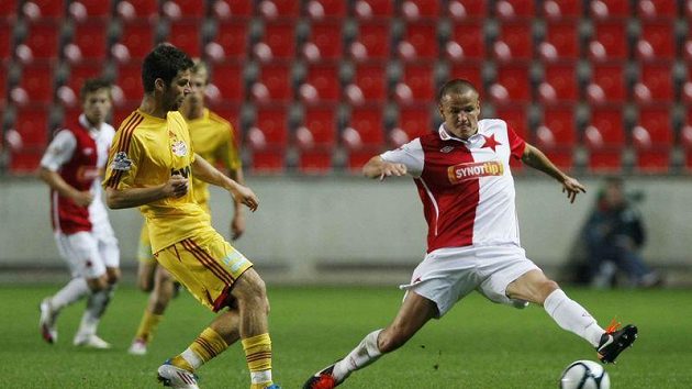 Adam Hloušek (vpravo) zastavuje míč před Hanouskem z Dukly Praha