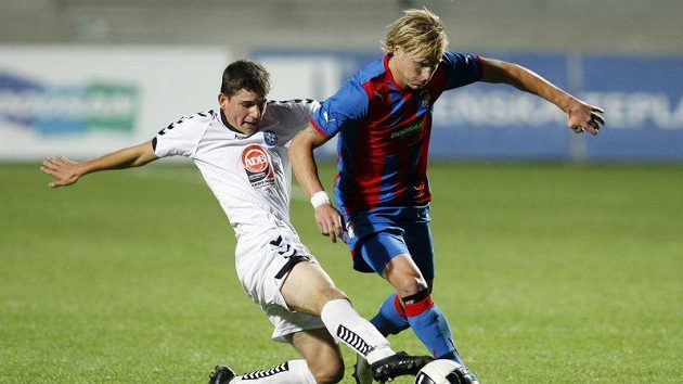 Plzeňský František Rajtoral (vpravo) obchází Gagika Pogosjana z Pjuniku Jerevan.