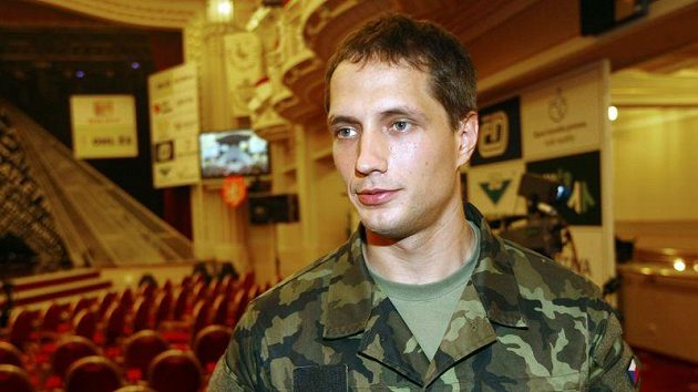 Vítězslav Veselý se na vyhlášení objevil v maskáčích, protože právě absolvuje přijímač ve Vyškově jako budoucí voják z povolání.