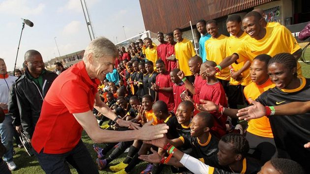 Arséne Wenger, trenér Arsenalu, při uvedení projektu „The Chance“ v nově otevřeném tréninkovém centru v Sowetu.