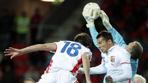 Tomáš Sivok (vlevo) a Milan Baroš (uprostřed) dorážejí na brankáře Severního Irska Taylora.