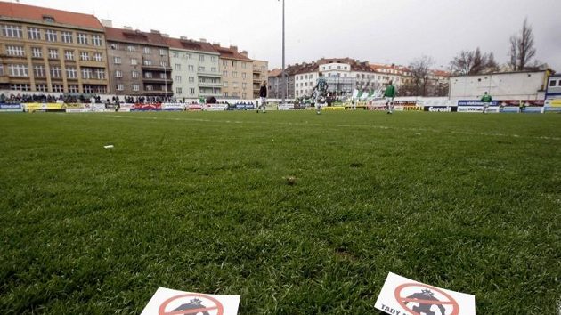 Letáčky vršovických fanoušků zřetelně vyjadřovaly jejich mínění o soupeři Bohemians Praha.
