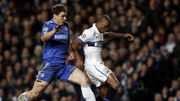 Střelec Interu Milán Samuel Eto'o vstřelil Chelsea gól, který rozhodl o jejím vyřazení