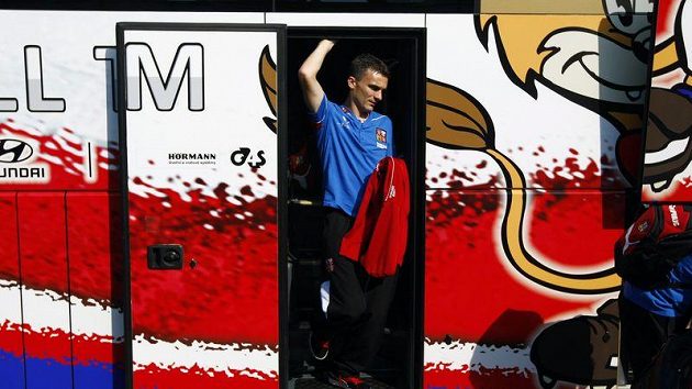 Fotbalová reprezentace před odletem do Skotska. David Lafata vystupuje z autobusu.