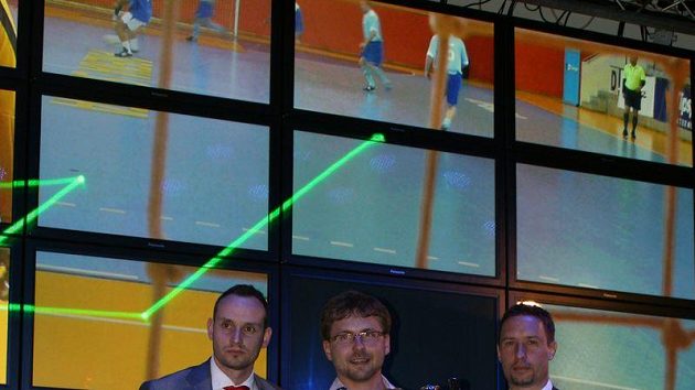 Michal Přibil (vlevo) a Karel Bláha (vpravo) předávají pohár pro nejlepší tým PRE Golden Tour Praha 2011