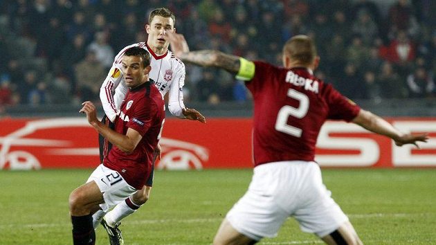 Stopeři Sparty Erich Brabec (vlevo) a Tomáš Řepka řeší situaci před dotírajícím Fabiem Aureliem z Liverpoolu.
