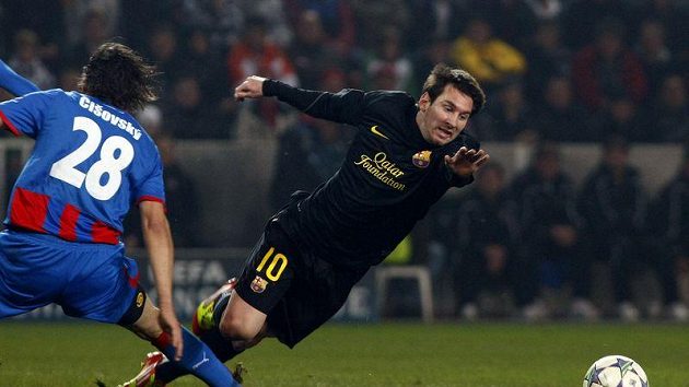 Zákrok Mariána Čišovského na Lionela Messiho z Barcelony, po němž plzeňský obránce viděl červenou kartu.