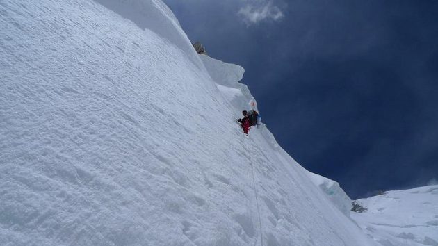Jeden z exponovaných úseků při výstupu na Gasherbrum II.