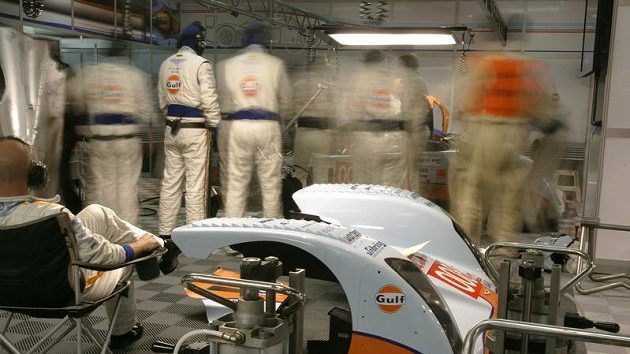 Technici Aston Martin během závodu 24 hodin Le Mans