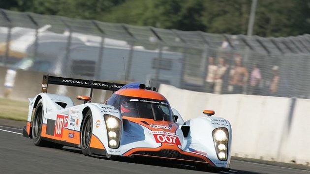 Prototyp Aston Martin posádky Charouz, Enge, Mücke během závodu 24 hodin Le Mans