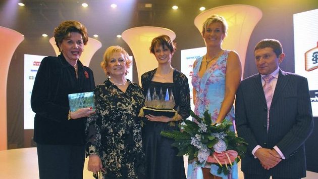 Zleva Ája Vrzáňová, Věra Čáslavská, Martina Sáblíková, Barbora Špotáková a Josef Váňa na vyhlášení Sportovce roku 2009.