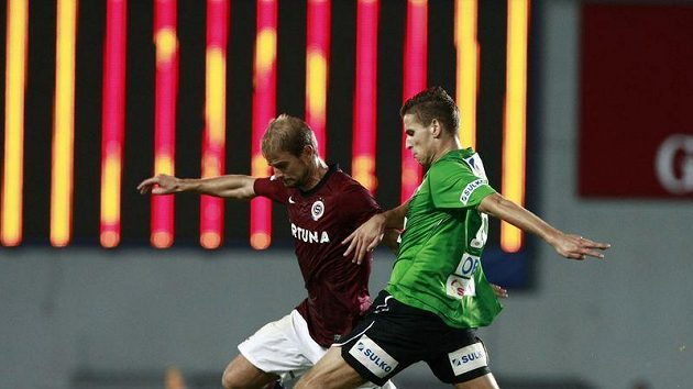 Jablonecký Jan Kovařík (vpravo) bojuje o míč se sparťanem Vlastimilem Vidličkou.
