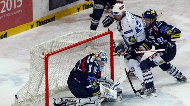 Obránce Jiří Hunkes (vpravo) vytlačuje plzeňského Michala Dvořáka od liberecké branky v pátém utkání čtvrtfinále play-off proti Liberci.