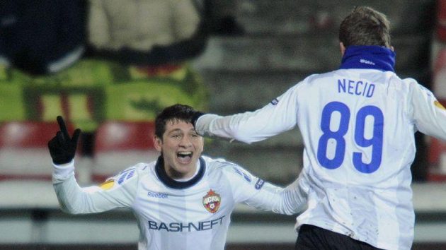 Alan Dzagojev (vlevo) se raduje se svým spoluhráčem z CSKA Moskva Tomášem Necidem z brany.
