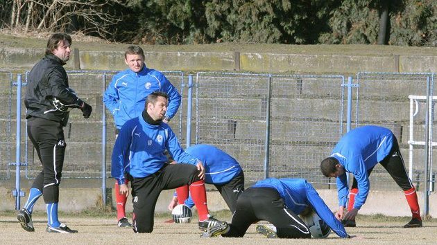 Kapitán plzeňských fotbalistů Pavel Horváth (v pokleku) na tréninku před zápasem se Spartou.