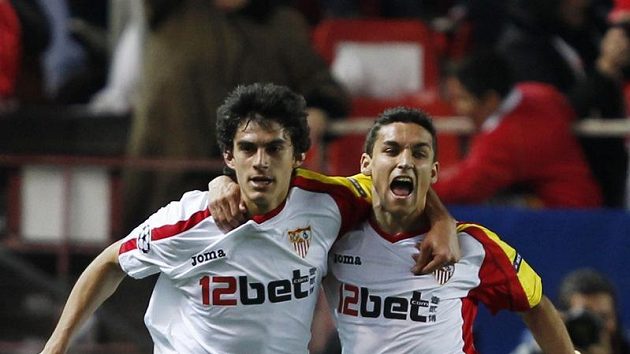Fotbalisté Sevilly Diego Perotti (vlevo) a Jesus Navas oslavují vstřelenou branku v odvetném utkání osmifinále Ligy mistrů proti CSKA Moskva.