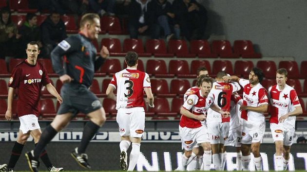 Fotbalisté Slavie oslavují proměněný pokutový kop v odvetě čtvtfinále Ondrášovka Cupu proti Spartě.