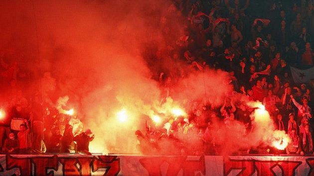 Bengálské ohně v sektoru Slavie při odvetě čtvtfinále Ondrášovka Cupu se Spartou.