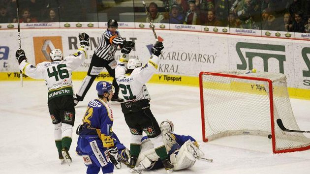 Hokejisté Karlových Varů Kumstát a Čutta se radují z gólu do sítě zlínského brankáře Duby.