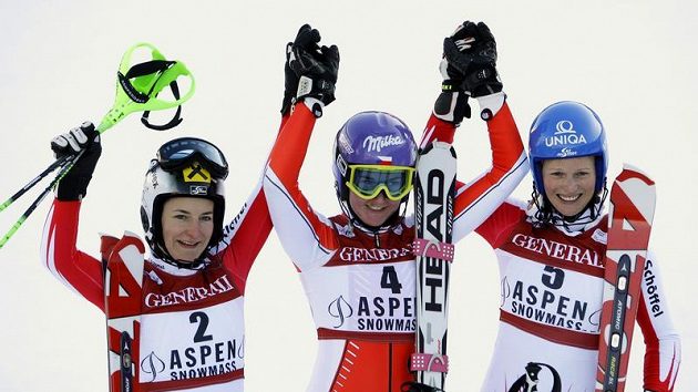 Nejlepší ženy slalomu SP v Aspenu: bronzová Rakušanka Zettelová, vítězná Šárka Záhrobská a druhá Rakušanka Shildová.