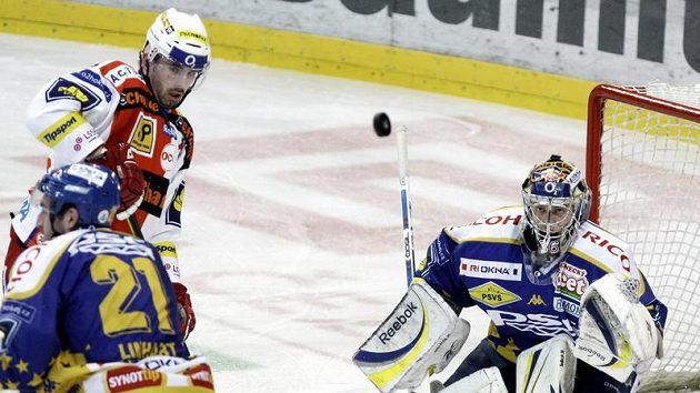 Gólman Zlína Jakub Sedláček hypnotizuje letící puk ve třetím duelu čtvrtfinále play-off proti Slavii.
