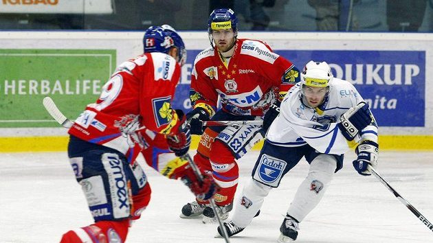 Plzeňský Svačina (vpravo) v souboji s pardubickými Nakládalem (uprostřed) a Kůrkou