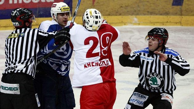 Tomáš Frolo z Plzně (vlevo) během výměny názorů se slávistickým Lukášem Krenželokem.