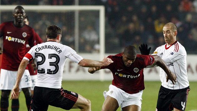 Sparťan Léonard Kweuke (uprostřed) při pokusu o průnik mezi liverpoolskou dvojicí Carragher, Meireles.