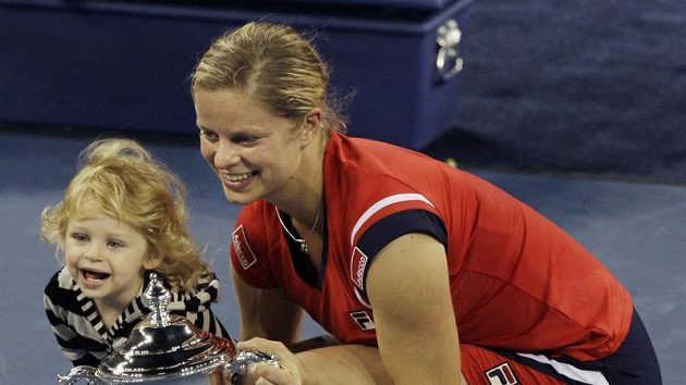 Belgická tenistka Kim Clijstersová pózuje společně se svojí dcerkou Jadou s trofejí pro vítězku US Open.