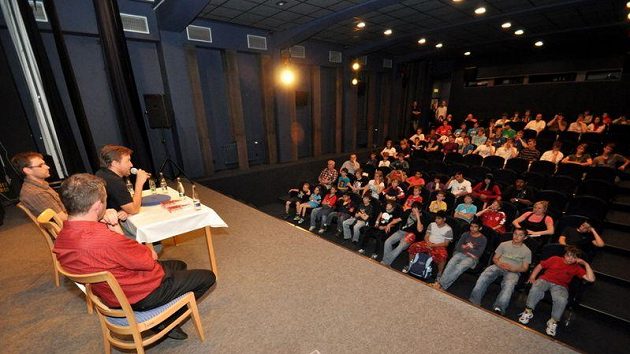 Vladimír Šmicer při debatě s fotbalisty FK Rumburk