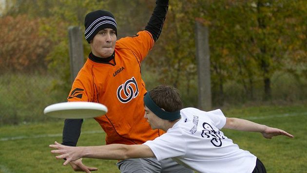 Prvního turnaje nového ročníku Středoškolské ligy v ultimate frisbee se zúčastnilo 16 týmů ze třinácti škol.