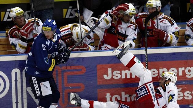 Jiří Vašíček ze Slavie (vpravo) padá na led po střetu s vítkovickým Lukášem Klimkem.