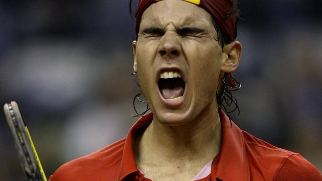 Rafael Nadal se raduje po jednom z míčků během utkání s Tomášem Berdychem ve finále Davis Cupu.