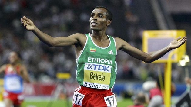 Etiopský vytrvalec Kenenisa Bekele probíhá cílem trati na 10 000 metrů na MS v Berlíně.