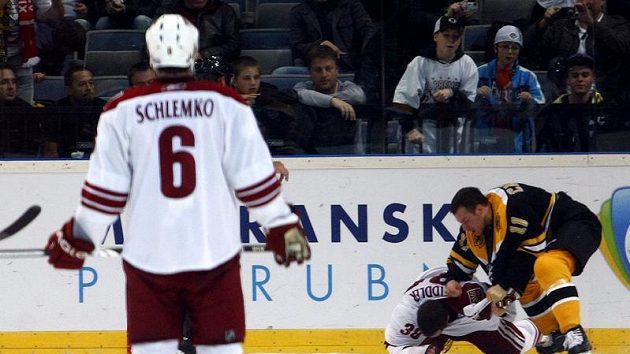 Vernon Fiddler z Phoenixu v pěstním souboji s Gregorym Campbellem z Bostonu. Přihlíží David Schlemko.
